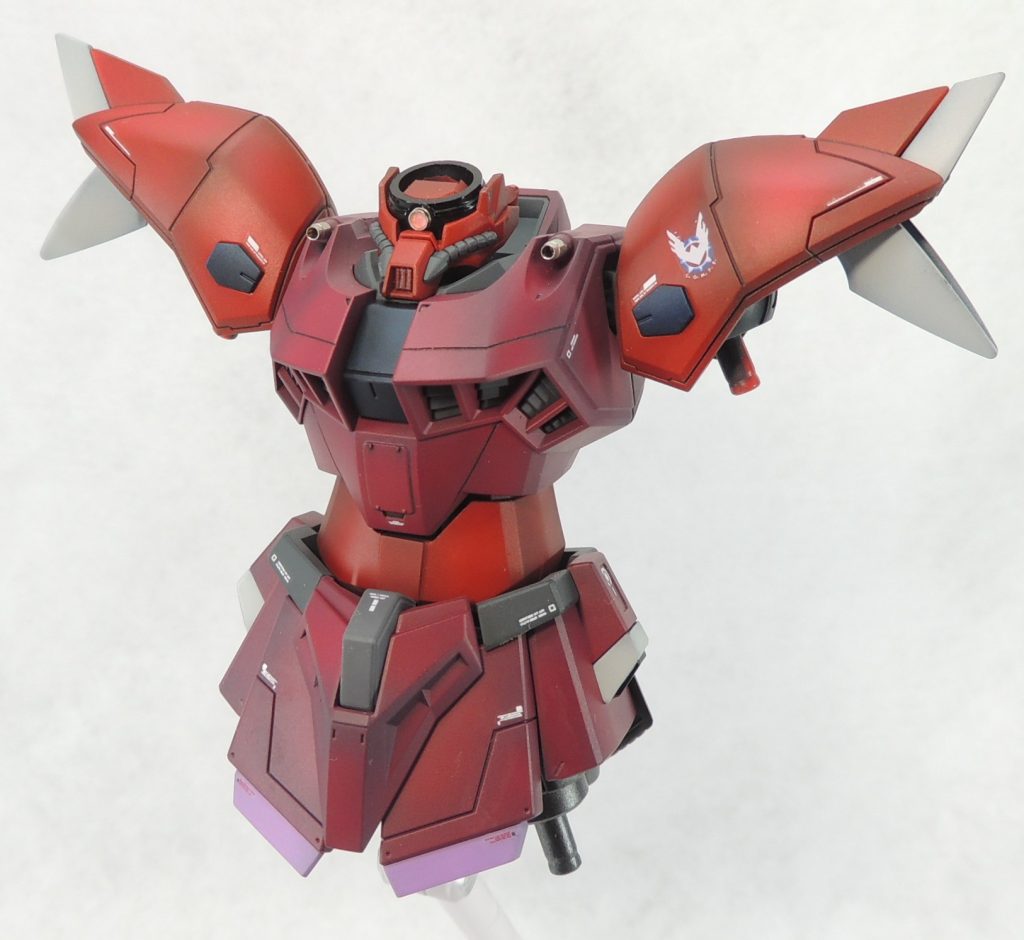 モノアイはＳＰプレート+Ｈアイズで、ヘルメットは深めに取り付けて目つき？を鋭くしました。胸部バルカンはEZガンマズルを使用。左肩コンパスのマーキングはＰＣでデザインしたオリジナルデカールです。