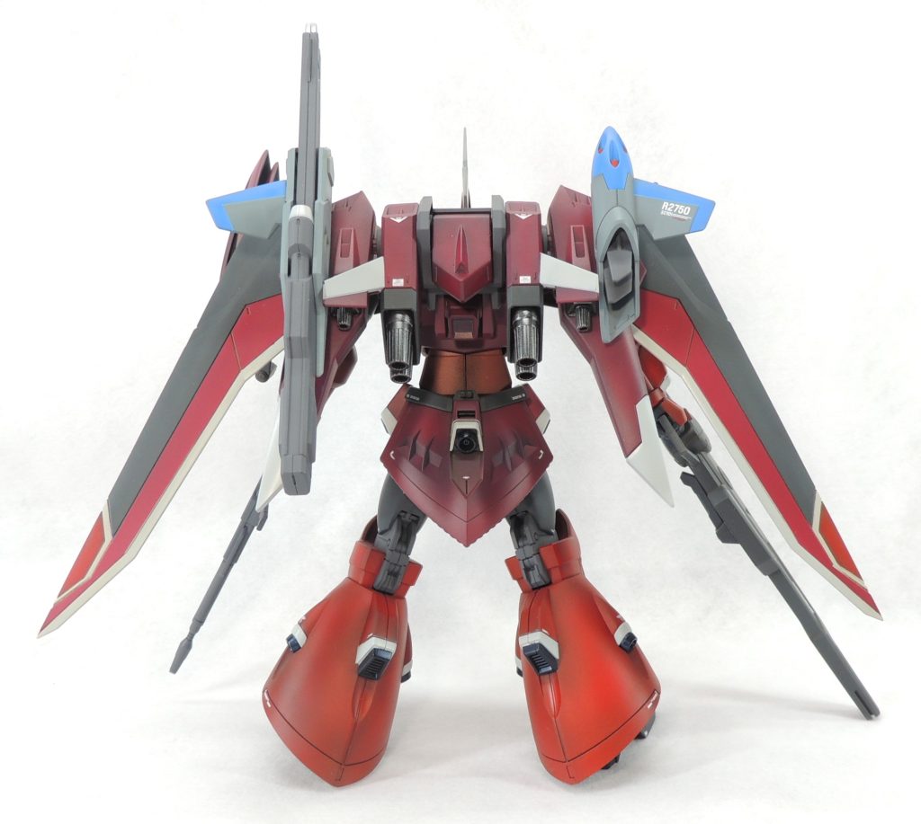 【背面】巨大な大気圏用バックパックの「ボレロA」は、「M71 ペレグリヌス 6連装近距離誘導弾発射筒」と「MAM-G3L1 インフェルヌス 電磁砲」を装備し、迫力があります。