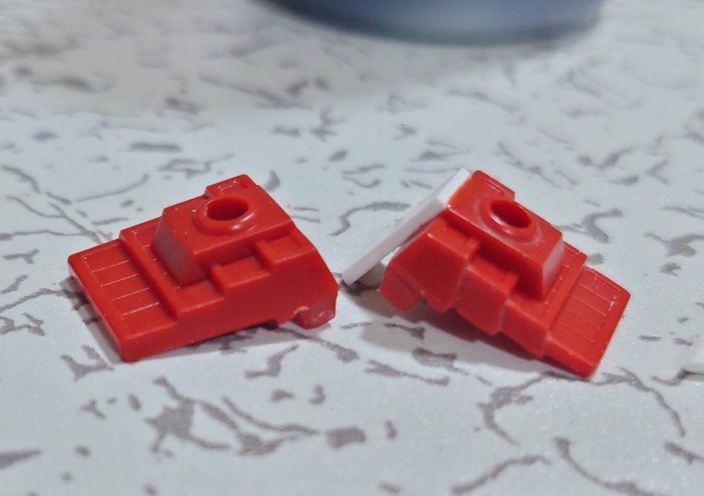 腰垂れ、前垂れ、後ろ垂れ全てにこの段々にする工程を施しています。←未加工    加工済み→