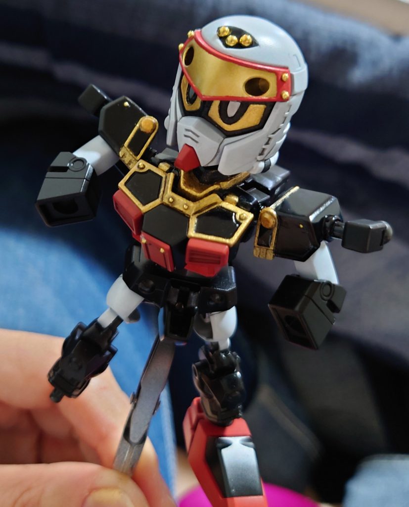 金の部分はほぼ筆塗り。ムラが出ないように塗装するのにも武者頑駄無で一気に慣れました。