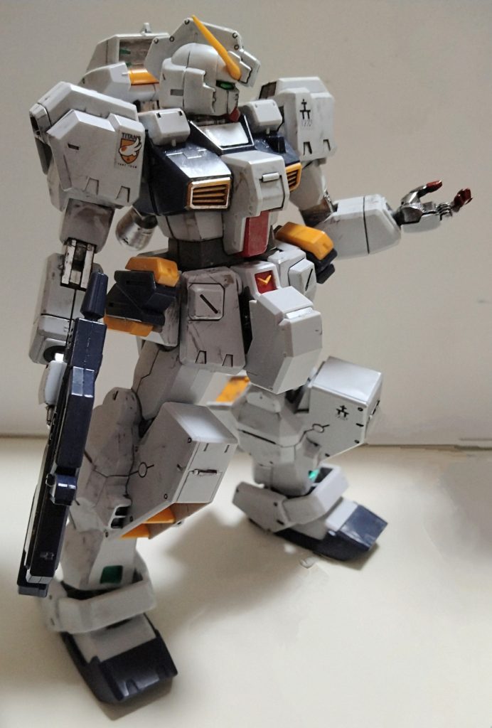指先の赤、胴体のセンサーは塗装して、フレーム部も全てガンダムマーカーEXのガンメタで塗装してます。ビームライフルもスコープを塗装してます。