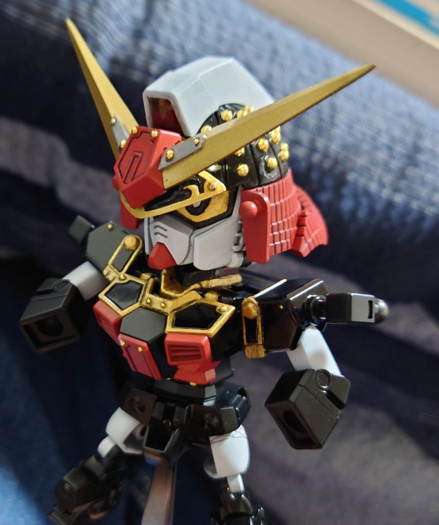 各所に付いている金の球体は、元からあるモールドに穴を開け、金属球を埋め込んでいます。なのでとてもよく発色してくれています。