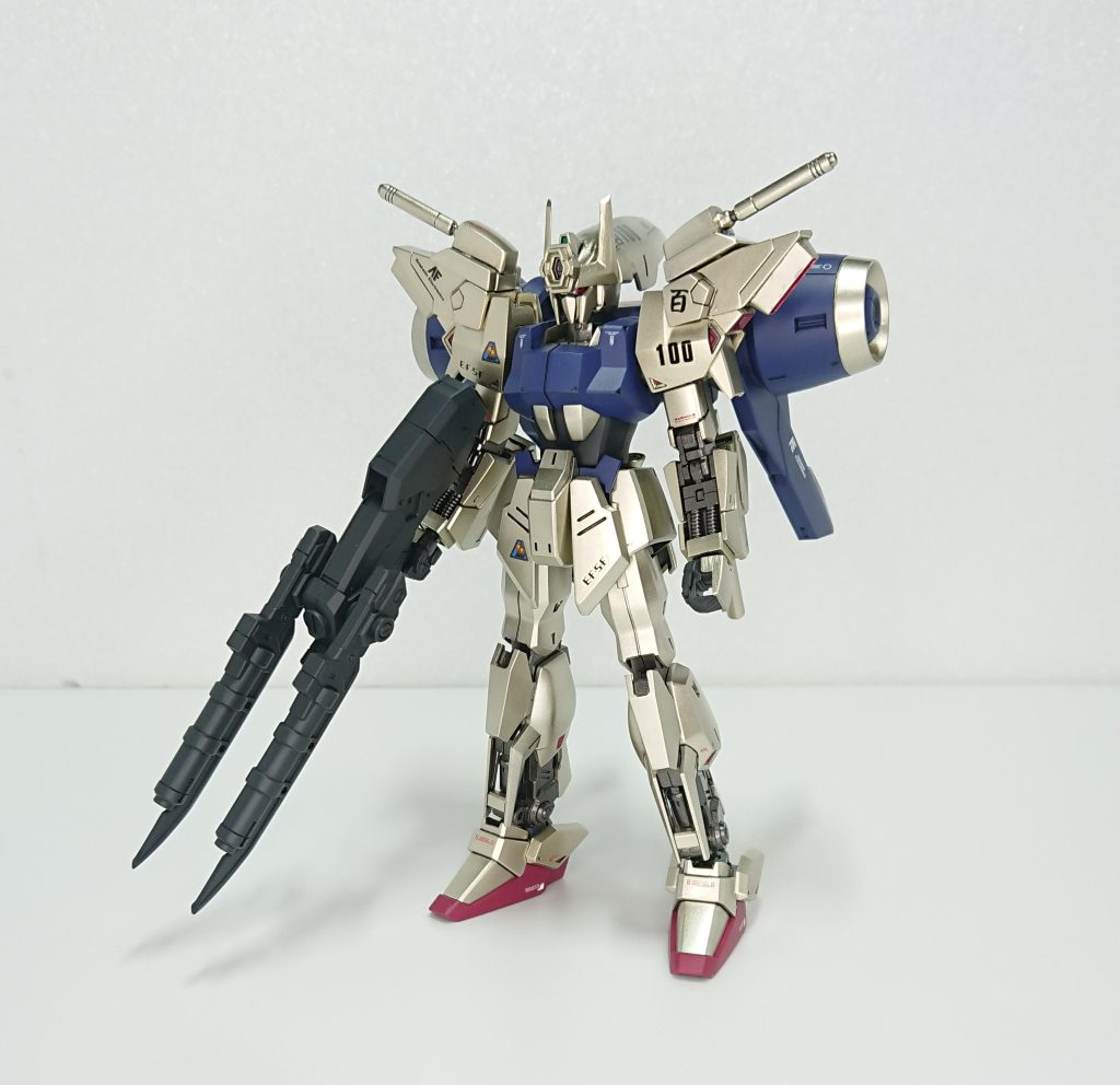 正面肩の追加部分はバルギルの余剰スリッパパーツを張り付けただけです、下半身ももうちょっと百式改風にしたかったですが上半身で力尽きました・・・、本体カラーの金色はブルーゴールドとジャンパンゴールドで迷ったのですが後者の方がMG百式っぽかったのでそちらにしました。
