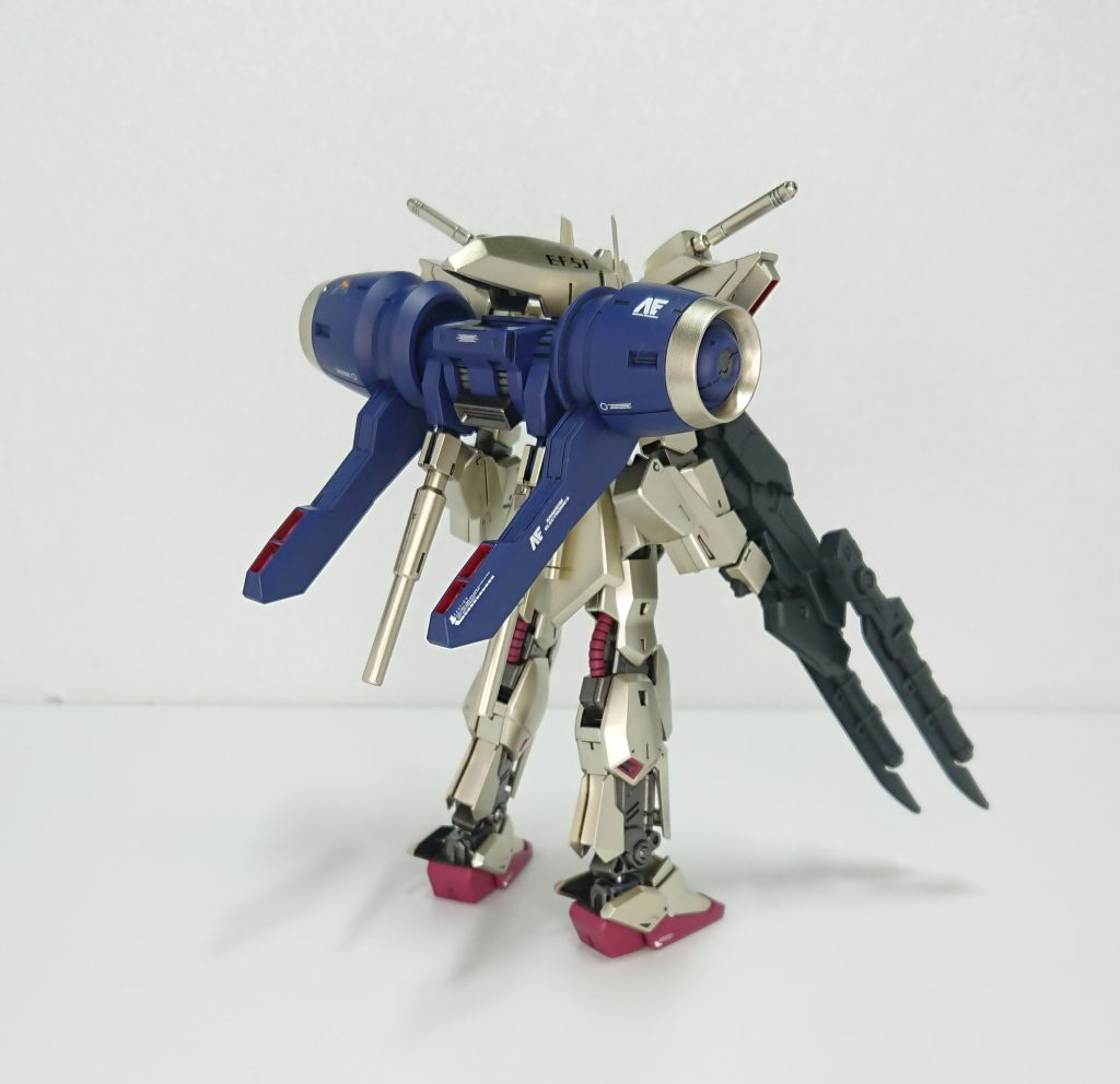 背面バックパックはデミバーディングのバオリパックの頭とその接続軸を切り飛ばした以外はそのままです、後頭部は30MMの何かの盾を加工して作ってます、裏側もジャンクパーツ等でそれっぽく作ったんですが写真撮るの忘れてました。