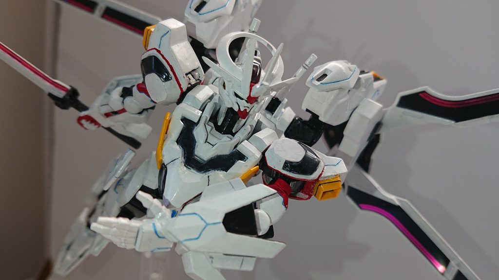 パイロット ：浮世 英寿（ウキヨ・エース）所属 ：願いを守る者（Desire Force 通称：D.F）大量の敵MSを一掃できるほどの腕を持ったパイロット・・・ではあるがこの機体を駆る時は機体と同化して戦っている。（エアリアル/改修型の中にいたエリクトといえば想像しやすい。）だが、完全に人ではないかと言われたらそうではなく普通に実体をもって人と接することも可能である。 単独の勢力と思われていたが、本人曰く「バッファ、ナーゴ、タイクーンもこっちに来てるみたいだな」と語っていたため他にも仲間がいて正体不明の敵の迎撃を各地で行っていると思われる。地球含め様々なところに現れて証言を残してはいるもののどこを拠点にしてD.Fが活動しているのかは依然として不明。 機体名にある「QB-Ⅸ」はデータストーム空間での再構築後の初起動時、ディスプレイに表示された「XGQB-Ⅸ」からとって命名。