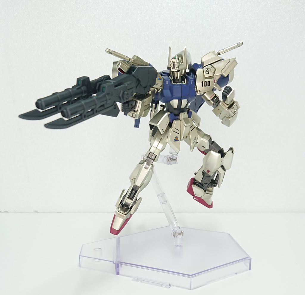 ツイン・メガビームライフルベギルペンデのライフルにガンプラバトルアームアームズのソードを2個取り付けてダブルビームライフル風にしてます。以下設定ジェネレーター内蔵式の大型ビームライフル、とてつもない火力を誇り連射もできるが連射しすぎるとオーバーヒートししばらく使用できなくなってしまう、砲身下部のソード部に砲身の熱を移動させる仕組みになっておりヒートソードとして使用可能だが、砲身に負荷がかかる