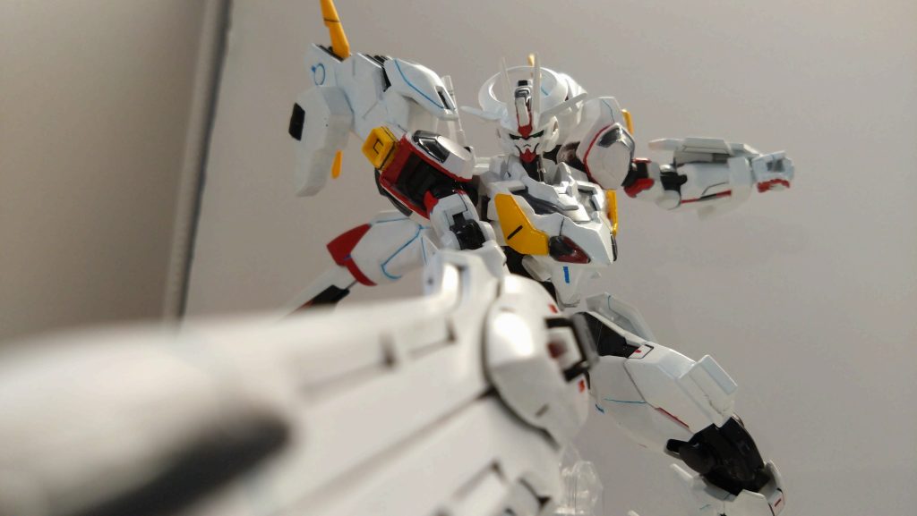 見た目は完全にGUND-ARMではあるが、パイロットの性質上パーメット機能は”創世の力”の発動に変換されるためスコア機能は実質的に停止。アンチドート、オーバーライド、データストーム汚染などの影響を全く受けずに戦うことが可能になった。機体についてはエースがこの世界に降り立つ際、データストーム空間に散らばっていた機体データを組み上げこの形になった（と推測される）。 