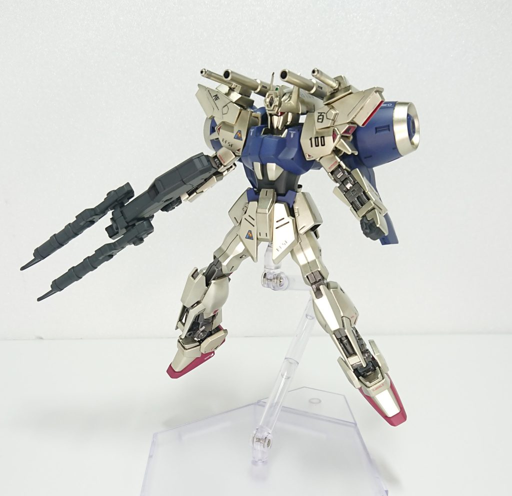 肩部ビームガン×2＋バックパック部ビームキャノン×2肩ビームガンはジムⅢビームマスターのサイドアーマーとGP01付属コアファイターのビームサーベル、ラーガンダムの余剰膝パーツで作ってます。設定肩部のビームガンは回転してある程度自由な射撃ができるが威力はそれなり、量産型ZZガンダムの武装をイメージして取り付けられた武装。キャノンの名の通り高い威力を持つバックパックのビームキャノン、基本的には肩部まで回転させてから正面に撃つが、回転範囲内ならどの向きにでも射撃は可能。