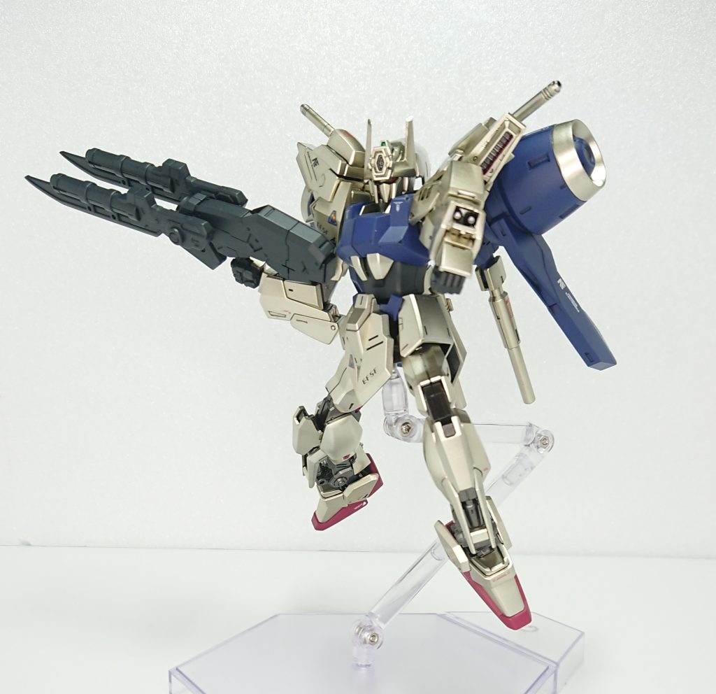 腕部グレネードランチャー腕はZガンダムの腕そのままです。設定腕部内臓式のグレネードランチャー、グレネードは起爆地点で小規模の爆発を複数回起こす（たこ焼きで伝われ～）、肘（？）部分の追加弾倉はパージが可能。