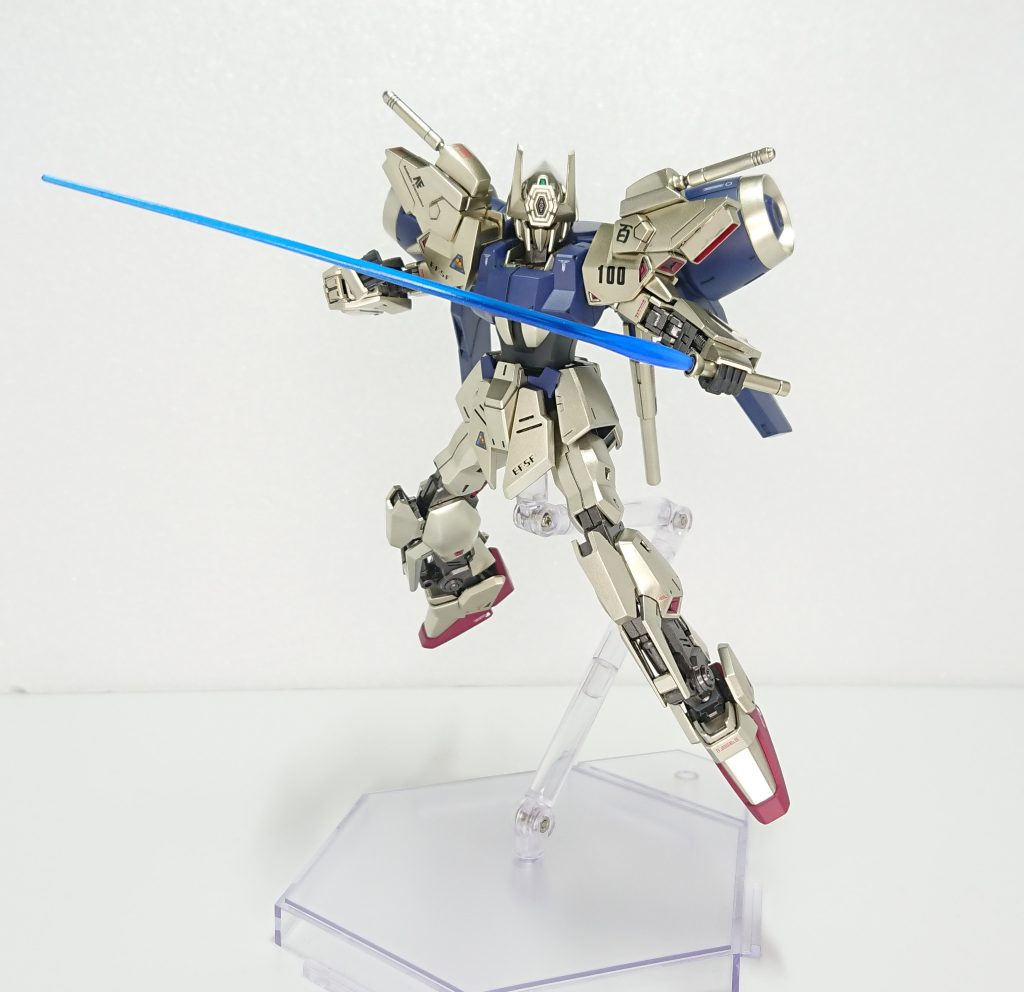 ビームサーベル設定元機体と違い青いサーベル刃を発生させるビームサーベル、ビームが青い以外は通常のビームサーベルと大きな性能差はない。