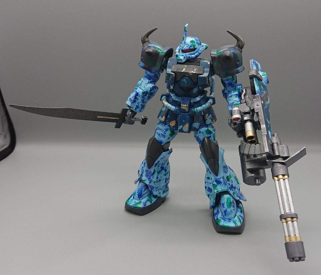 HGのグフカスタムです!迷彩っぽく塗りたかったけどあんまりそれっぽくできなかった。武装は缶スプレーで塗装してます。
