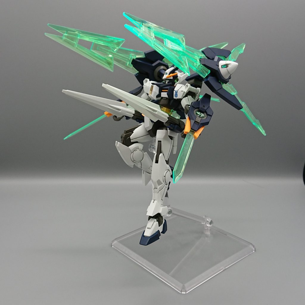 フルバーストっぽい感じで飾っていると肩からもビーム出せそうだな～と思いました。