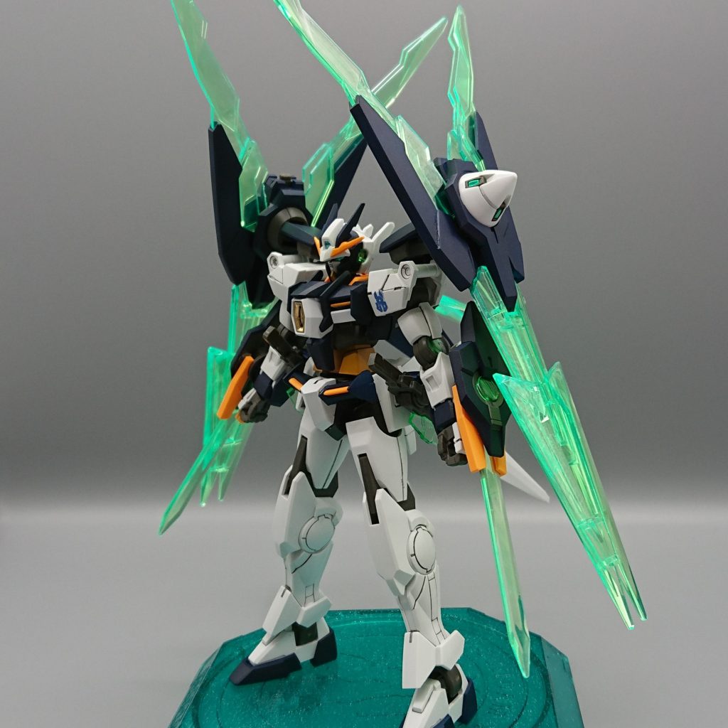 カラーリングをAGE2マグナムやトライエイジマグナムを参考に塗装しました。肩のパーツを逆に付けたらAGE2マグナムのファンネルっぽくなるんじゃないかと思い、逆向きにつけれるように少し改造しました。思っていた以上に上に長くなってしまったけどまあいいかと…