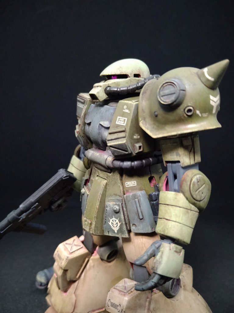 ほぼキットのままですが、ザク本体は改修を行い、①頭部パーツは目つきを悪くするため、0.8ミリほどエッチングソーで切断。②胸部両側をプラ板中心に形状を変更。その他はプラ板や市販パーツでディテールを追加しました。