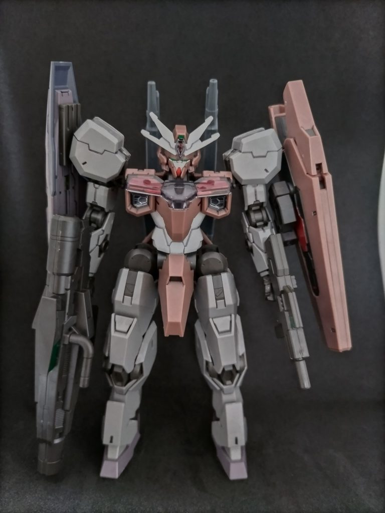 正面武装はビームランチャー、ビームガン、ビーム・キャノン2門、ビーム・サーベル、アレイズド・フェイズ・キャノン、シールド