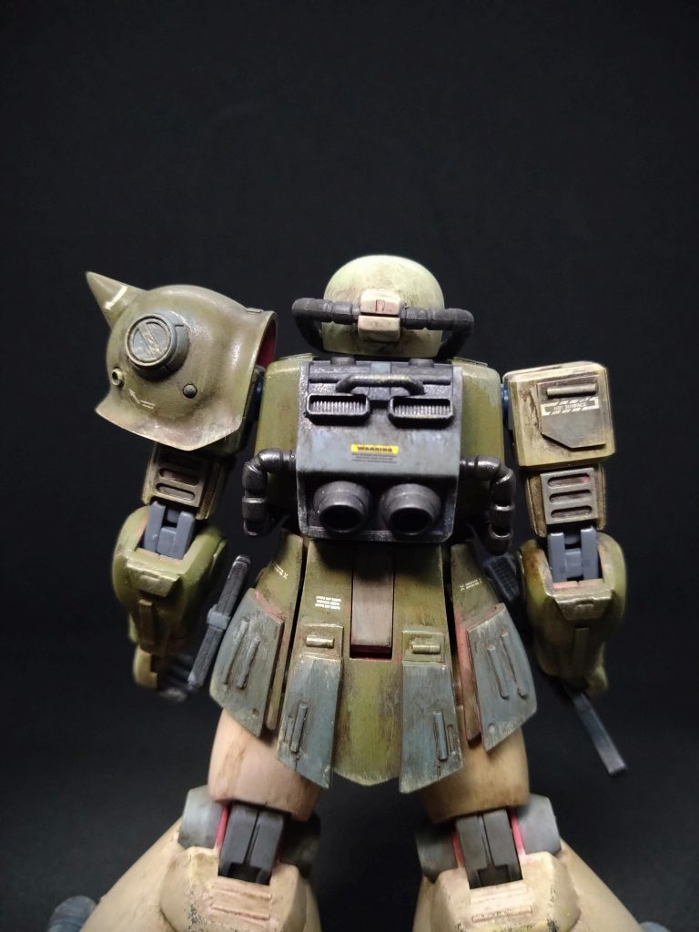 後側トローペン脚部を取付けた際、上半身、特に腰部が貧弱に見えたので、オリジンザクの腰部パーツをパーツニッパーで切断し、装甲を後付けしてみました。
