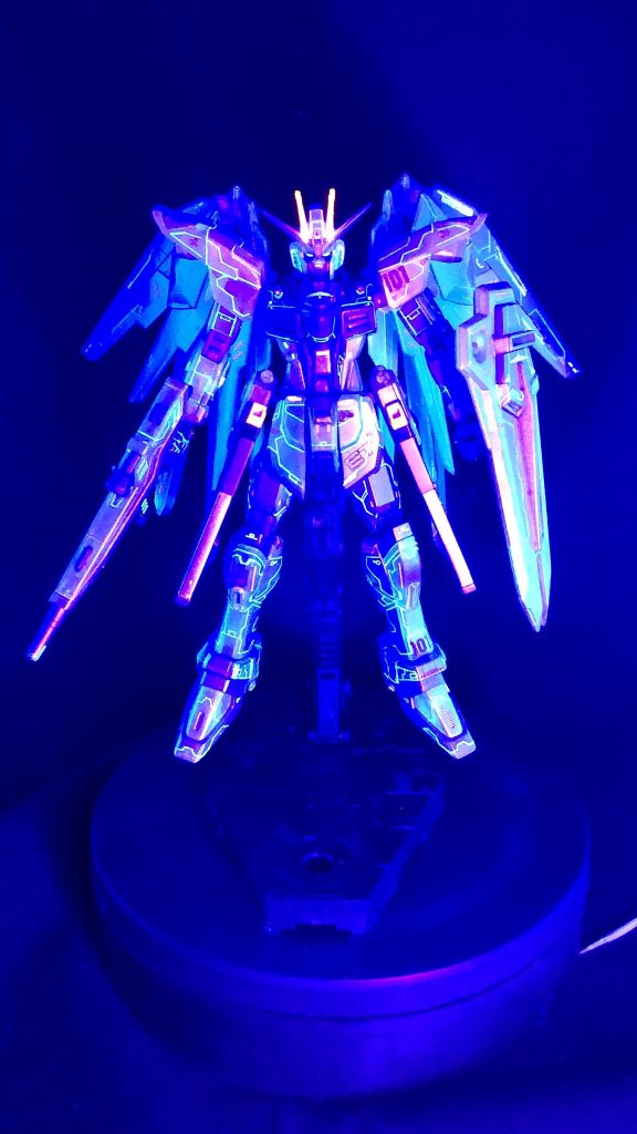 スミ入れに蛍光エナメル4色でカラフルに!