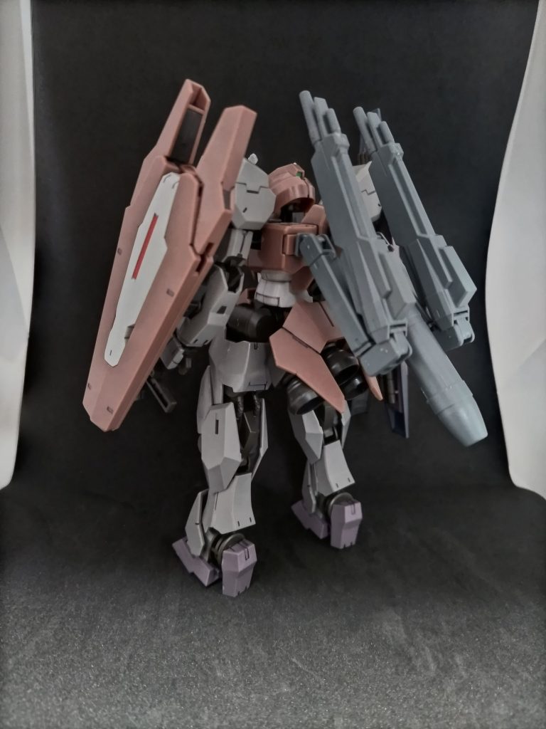 背部背部には火力アップのため、ビーム・キャノンを2門装備　+　中央はプロペラントタンクの設定で装備してます。