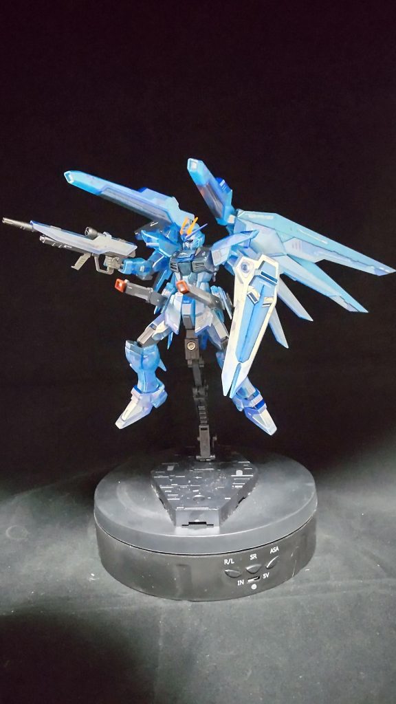 スジボリ後、パネルラインをクリアブルーで色分けて上から偏光パールで塗装します。 