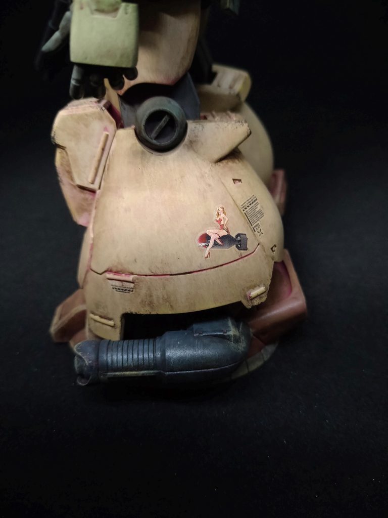 脚部には海外製ミリタリデカールから、ピンナップガールをチョイスし、貼り付け(笑)