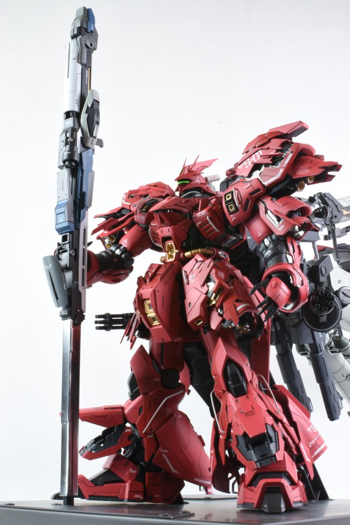 全長380mmのライフルはアクションベースの主柱3本を連結してベースとし、パーツを足していきました。連邦ぽいカラーですがシャアだからと武器が赤い必要はないので最初のイメージで仕上げました。