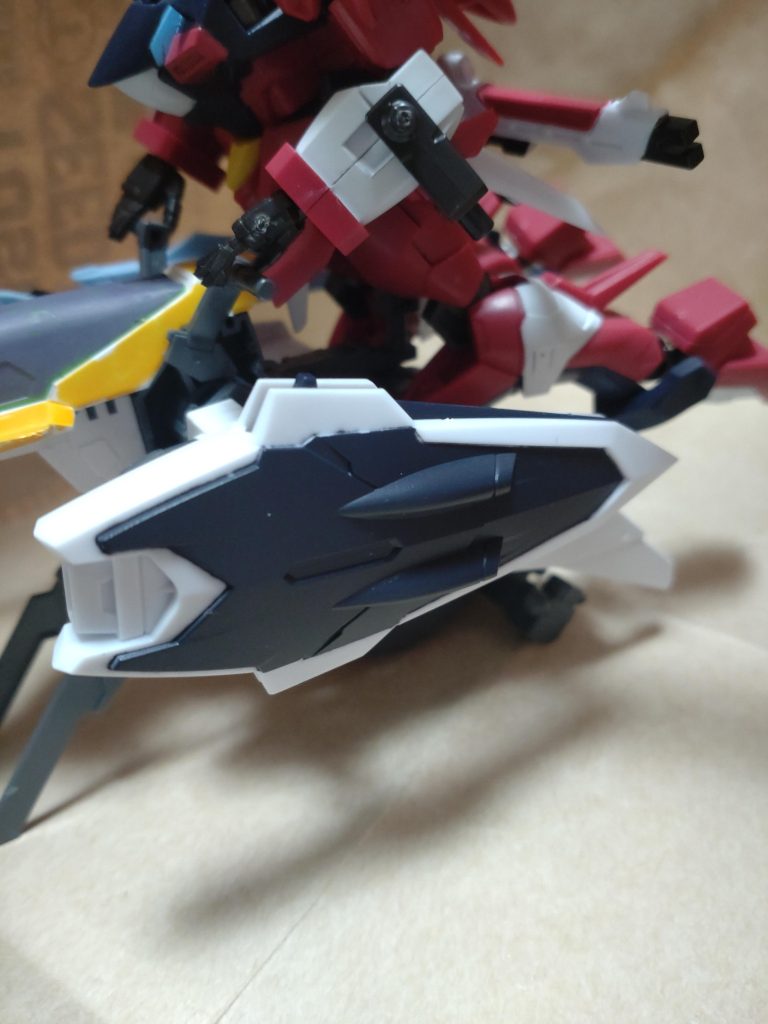 バイクと言えど実質一輪車なので、両手でハンドルを持って頂きたい。シールドが引っかかるので、左側に装備させました。組み立てて気がついたんですが、機銃らしきパーツが2つ本体にあるので、正面の的はそれで蹴散らして、後はアロンダイトで戦うスタイルで。