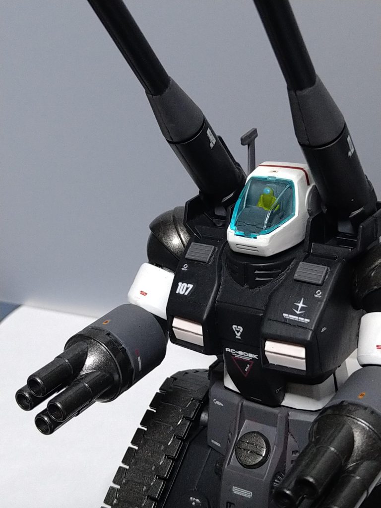 コックピットの中も頑張って塗装しましたがパイロットの塗装が難しい…。細かい塗装ができる人は本当にすごいと思います。