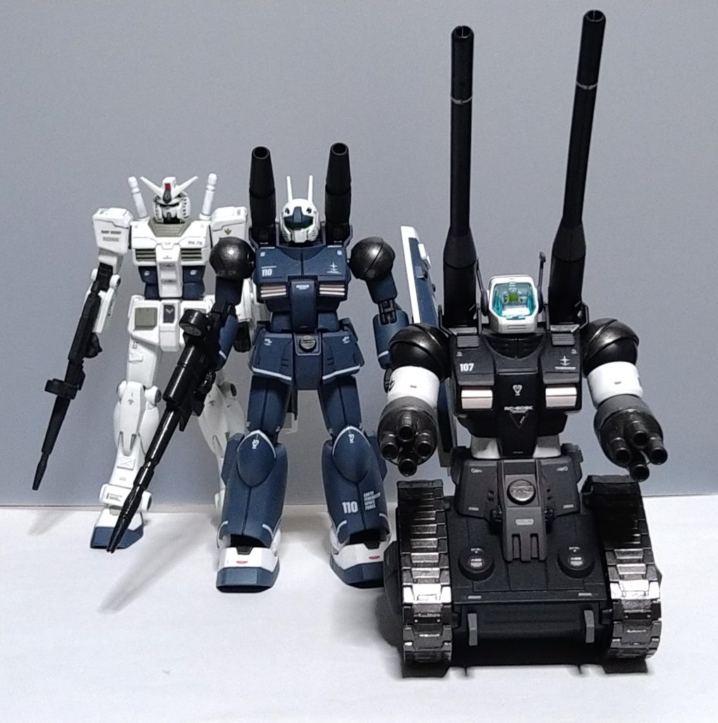 3兄弟の画像をペタリ。タンクの奥はHGUC190 ガンキャノンとEG ガンダムです。EGガンダムを最初に買ったのですが、作っているうちにホワイトベース隊を揃えたい気持ちを抑えきれなくなりました。