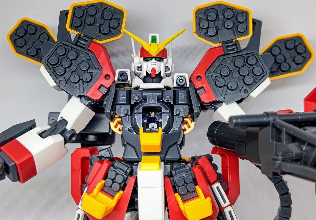 胸部ガトリングを取り外したところ。コックピットのトロワが見える。