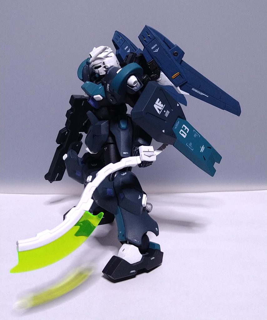 ジャハナムの肩(バーニア下アーマー)が、シールドを持たせたときに干渉したため先端を少し削りました。