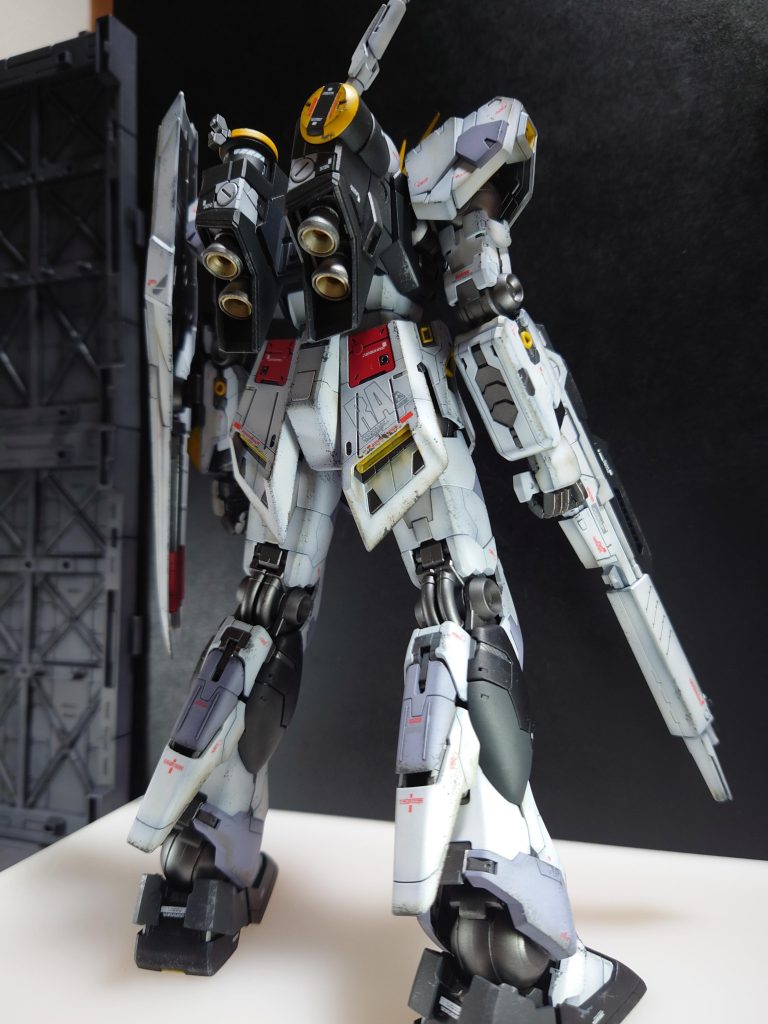 忘れてた、いつもの塗装レシピをフレーム スタブラアイアン、スタブラジェラルミン、EXゴールド装甲 白 全てメカサフスーパーヘヴィで下地塗装からニュートラルホワイト、ジョイントグレイ黒 EXブラック、インナーブラックで塗り分け黄 エヴァイエロー赤 MSレッド