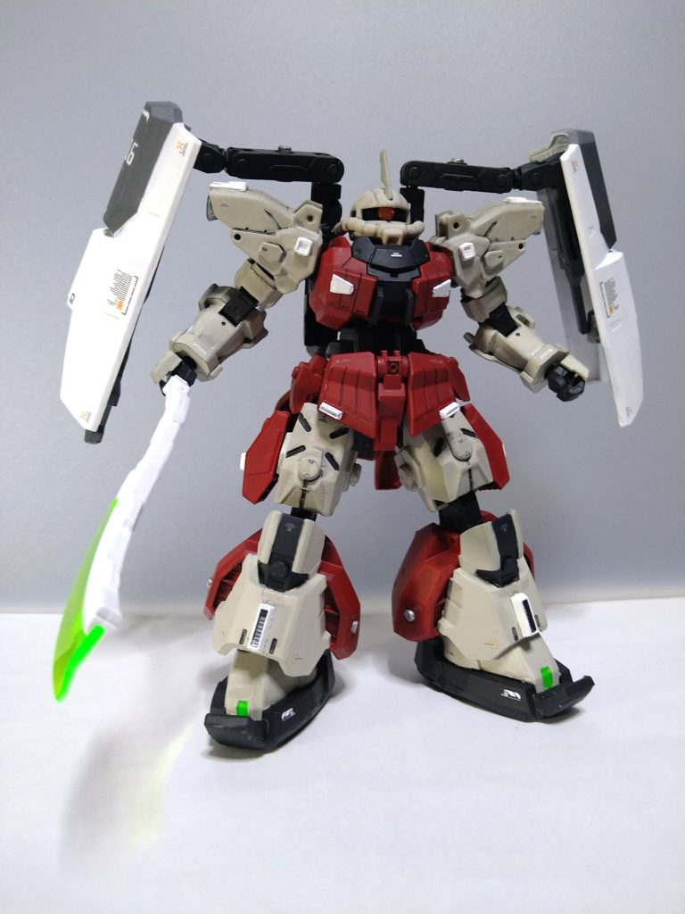 使用プラモデル頭部：HGシャア専用ザクⅡ頭部以外の機体部分：レヴェルノヴァ（30MM）シールド及びシールド収納武装、バックスカート：HGディランザソルシールドアーム：ガンプラバトルアームアームズビームホーク：HG宇宙用ジャハナム（クリムニック専用機）他：サードパーティのデティールアップパーツ等、プラ板