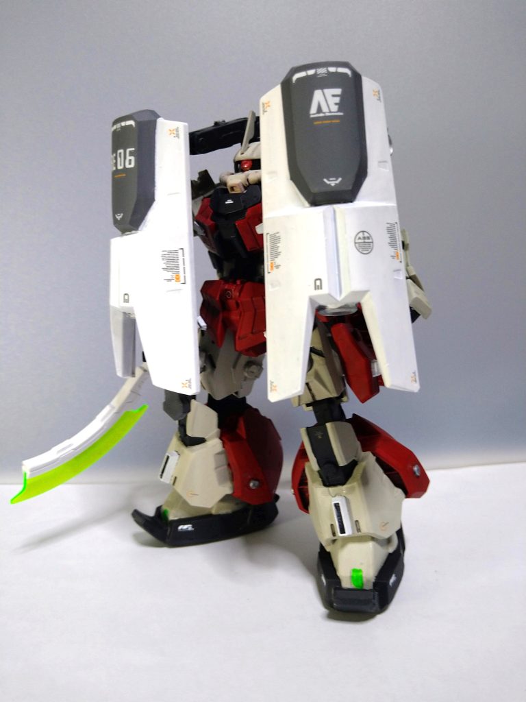 シールドはアームによって機体の背面、側面、前面に保持可能です。頭部と体のバランスが悪いように感じたので、足の底面にパテをつけて嵩増ししました。（まともにパテを使ってみた初めてのプラモになりました）