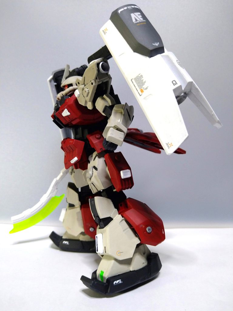 ザクヘッドが首回りのアーマーと干渉して取付不可だったため、アーマーを切り取って調節しています。シールドの下部内側にはスラスターを追加しています。