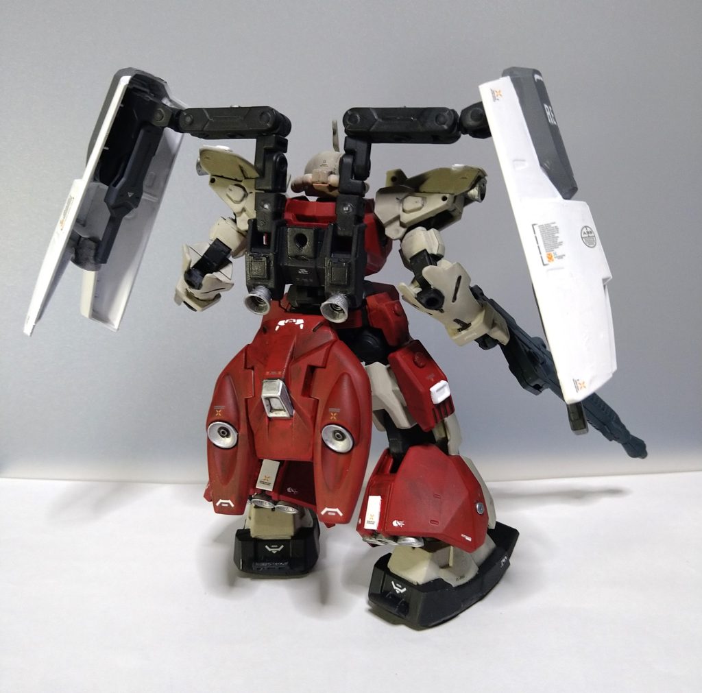 スラスターの配置はバックスカートと足部分に基本配置するゲルググと同形式にしました。バックパックは状況に応じて変更可能という脳内設定です。バックスカートもスイング出来るのでシールドと合わせてアンバック肢としても機能できるかも。