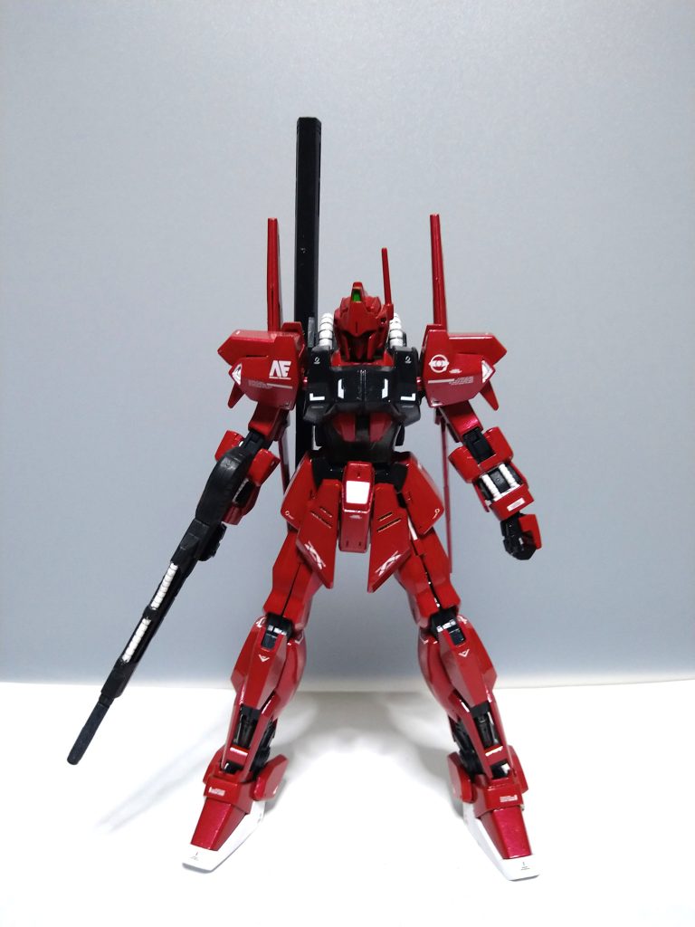 当時、メタルレッド塗料を使ってみたいと思っていたところに『零式』というものがあることを知って、メインカラーを赤に決定。塗ってみたところ赤と黒がちょっと強く感じたのでバランスを取ろうと白で塗る箇所を追加したような…。おっさんなので記憶が…。