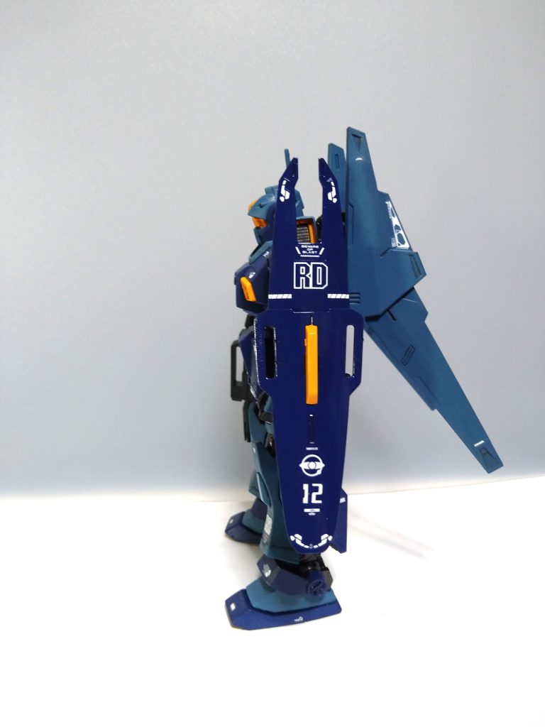 横から。一年ぶりの作業再開でデカールをどう貼るかのイメージが自分の頭からなくなってました。とにかく完成させたい一心で作ったのですが、結局イロイロ失敗した気がしておりマス。計画性も大事。