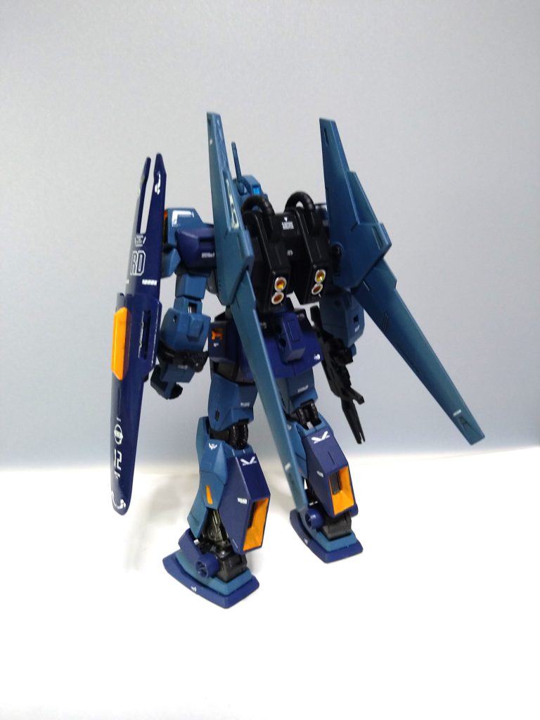 斜め後ろから。