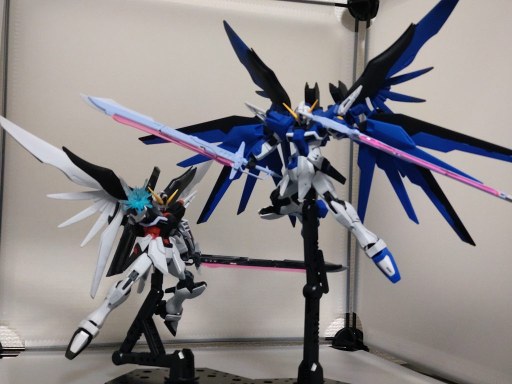 頭の中にアイデアはあってもなかなかにそれを形にする技量がなく、作っては低迷。また別の物を作っては低迷をずっと繰り返しております。😨そんな合間で2体のデスティニーの粗かった塗装を直したりモチベーション自体は高めになっております。😤この2体作ってた時は1番楽しかった気がします。😄