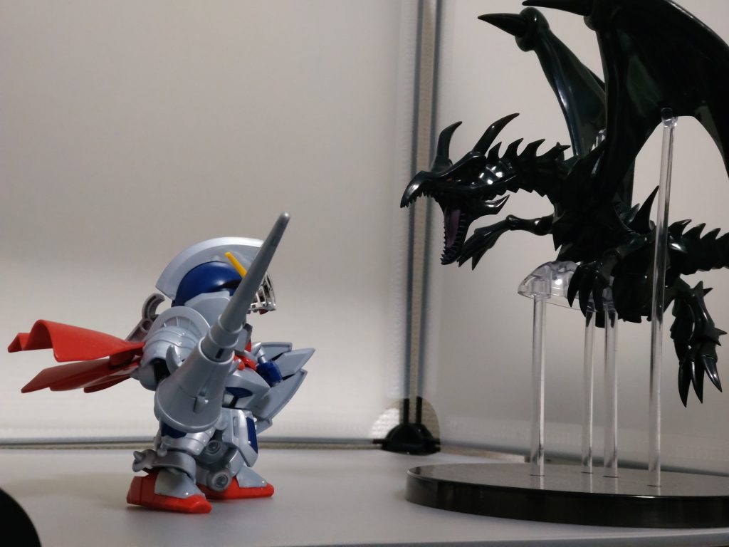 真紅眼の黒竜との対峙。ゲーセンのやつでこれもまた出来が素晴らしい。自分で取ったわけではありません。ガンダムに関係ないのを写真に撮ったのは許してください。