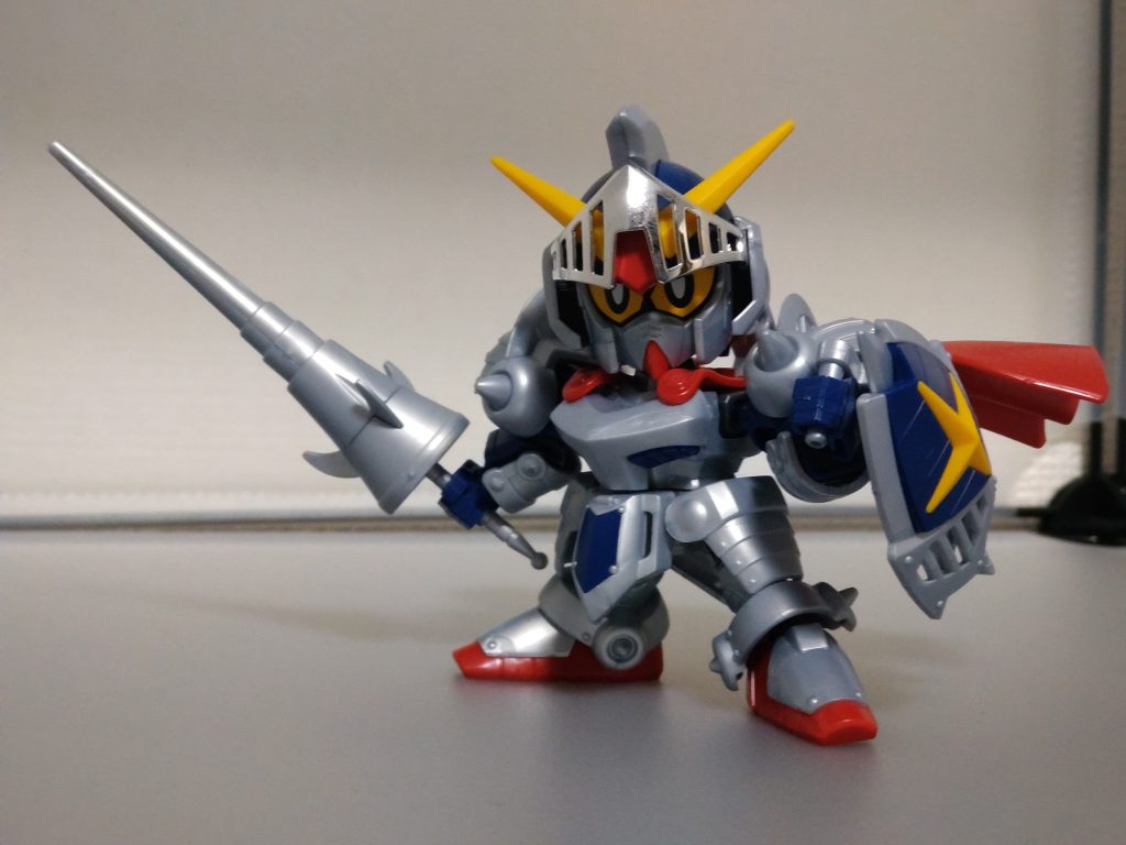 ナイトガンダム。もちろんこれも素組みです。素組みでこのかっこよさは異常!!SDは手を出さないと思っていましたが知人に勧められ買ってしまった……