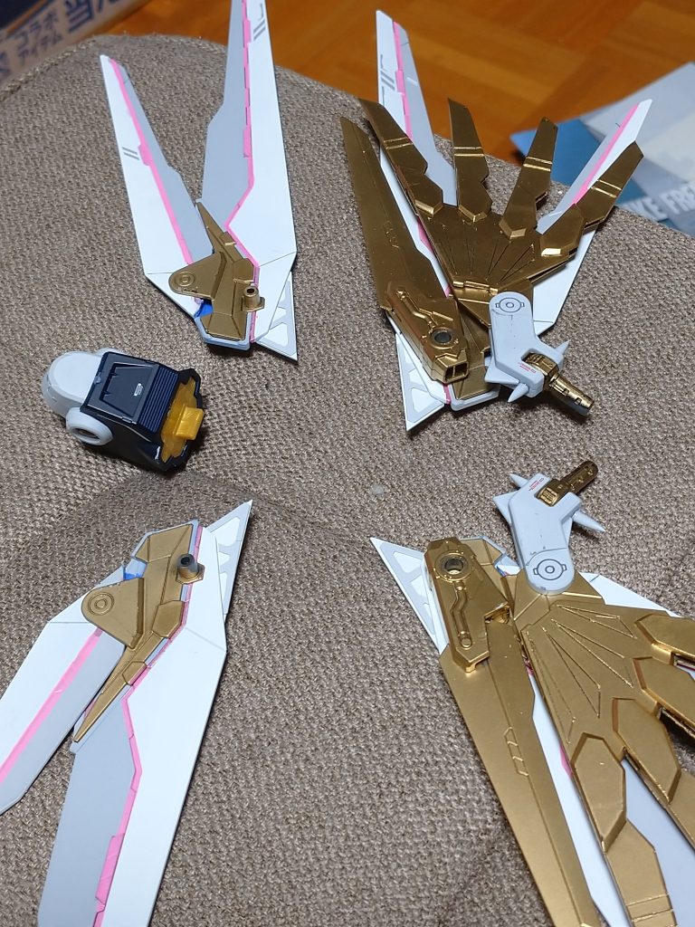 以外と目立つ羽根上端裏側にトラス状にカットしたプラ板を貼りました。金色にすると悪目立ちしそうなのでクレオスの灰色9号で塗ってます。