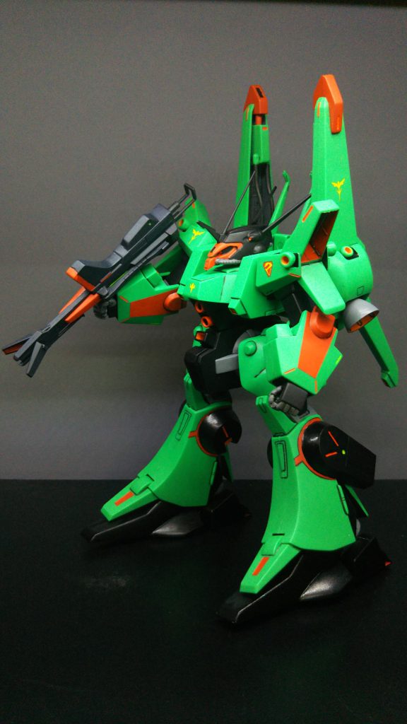 ZZ当時のキットですので、可動範囲やバランスはお察し。取説にあるランナーの塗装写真や完成写真を見ても分からない所が多く、結局先に製作していたHGドーベンウルフを塗装見本にして塗装しましたw
