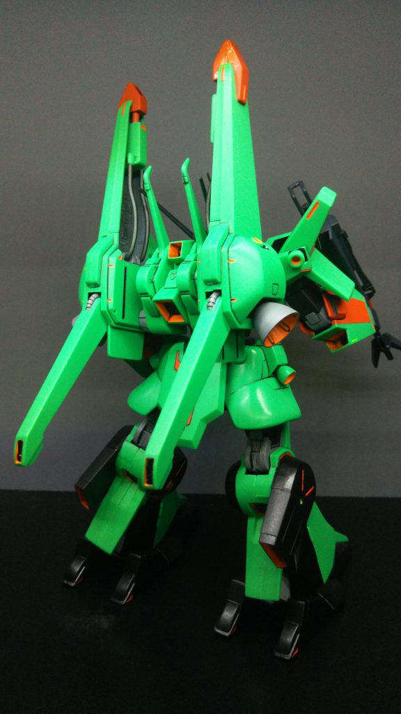 ほぼ旧キットのまま組み立てました。後ハメ加工はしていません。一部内部のポリキャップを新しい物に交換したりはしてますが、基本プロポーション等は旧キットのままです。HGにはある大型ミサイルは無し、同じくHGで再現されているミサイルポッドのカバー開閉やインコム射出ギミックも無しｗ前腕もはめ込み接着なので隠し腕のギミックも無し。