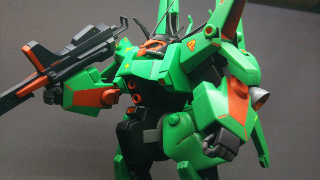 改めて旧キットを作ったが、ランナーの反り(金型の経年スリキレ)も相まって、HGより遥かに難易度は高く感じました。組立も接着剤必要不可欠ですし、部位毎にバラけ無いし、ランナーの色分けも有りません。