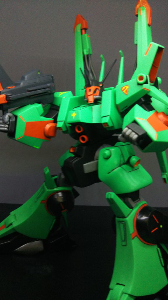 少しだけ改造をしており、首の回転、腰の回転、股関節のボールジョイント化です。おかげで多少ポーズの幅は広がりましたが、バランスが悪く後ろに倒れやすいのが難点です。