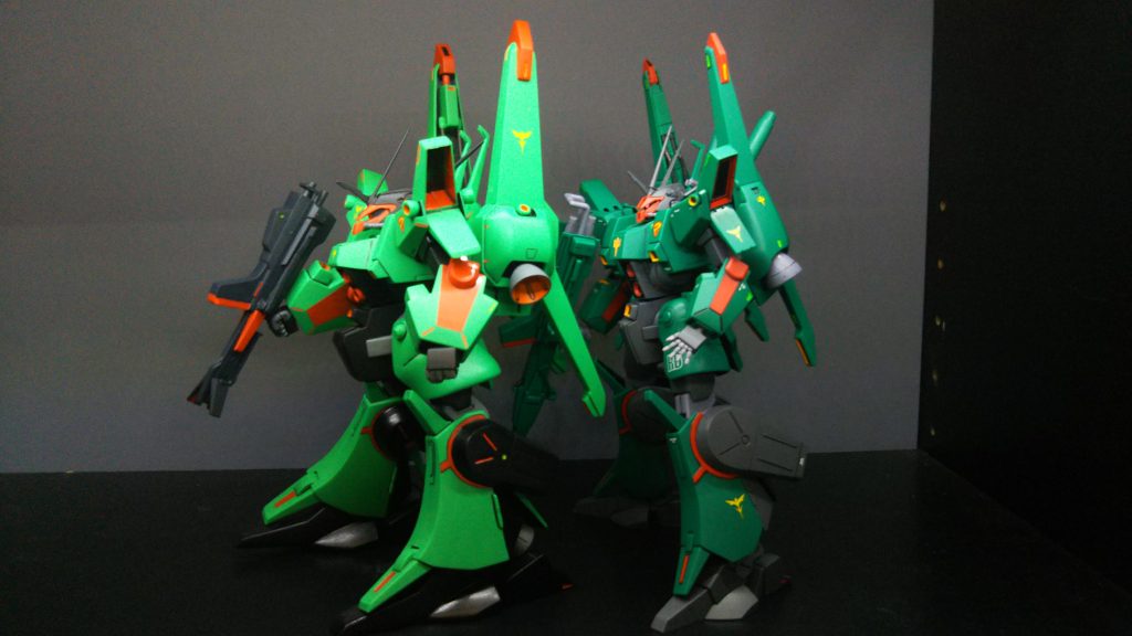 HGとの比較。実の所バックパックや足首、カカトパーツ、胴体の胸の造形は旧キットの方が好き。精密さとかでは全く敵いませんが。