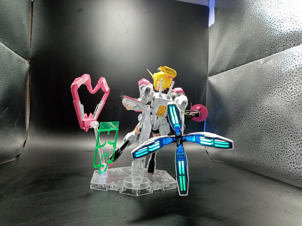 クアドラ・スラスターは蛍光塗料で塗装してブラックライトで光るようにしました。