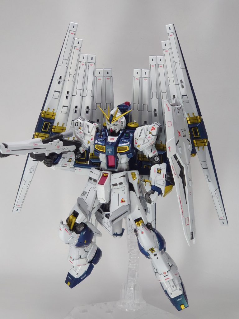 今回の機体、実は以前投稿したHi-νガンダムHWSの余剰パーツで殆ど作成してます。そのため、スカート部分やビームライフルがHi-νのモノになっています。意外と違和感なくハマってて、自分としてもご満悦ですwフィンファンネルの増加分に関しては、プラモ製作に復帰した時に作った、ほぼ素組みのRGνガンダムからぶん取ってくっつけてますw