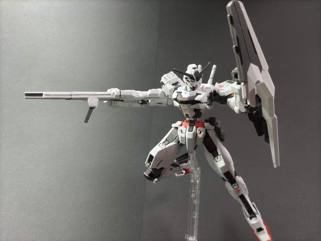 エスカッシャン・ガンビットシールドエアリアルから継承された装備。ブレードアンテナ防御・機体バランス調整のため大幅な形状変更がされている。ビットとしての自立運用はできないがすべてのビットは電磁防御が可能。